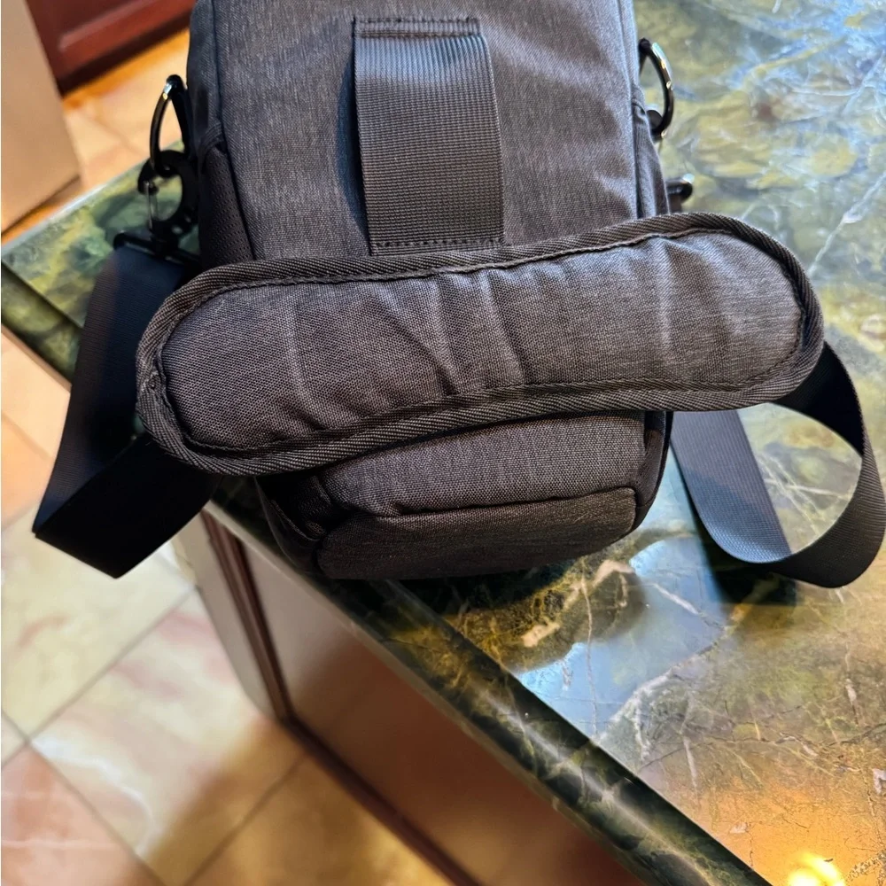 CADeN DSLR/SLR Camera Shoulder Bag Case with adjustable shoulder strap & belt